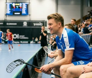 Markus pelaa salibandyä vapaa-ajallaan