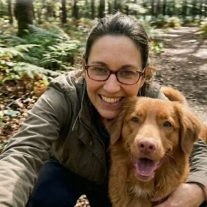 Sanna harrastaa retkeilyä luonnossa yhdessä koiransa kanssa