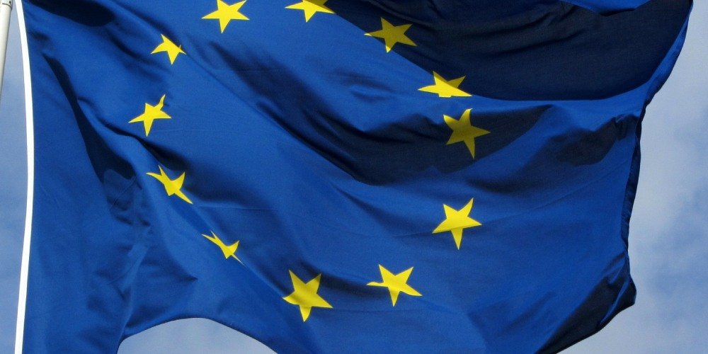 EU tiukentaa rahanpesun torjuntaa – kasino-operaattorit mukana